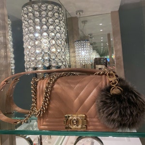 Gucci pom shop pom keychain