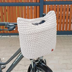 Cestino da bicicletta in corda di cotone fatto a mano: borsa da manubrio con cinghie in ecopelle.