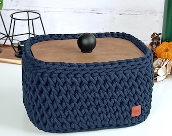 Cestino all'uncinetto fatto a mano con coperchio in legno, contenitore moderno per la casa, organizer all'uncinetto