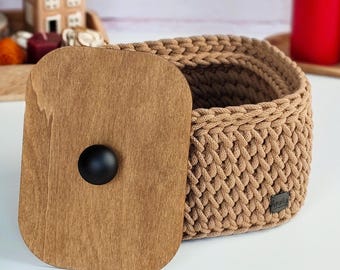 Cestino all'uncinetto fatto a mano con coperchio in legno, contenitore moderno per la casa, organizer all'uncinetto