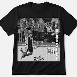 Pode incluir: Uma t-shirt preta com uma impressão gráfica monocromática de um jogador de basquetebol no ar, o número 24, o nome VASSALL, um logótipo das Finais da NBA e uma assinatura. O design inclui um cesto de basquetebol e público ao fundo.