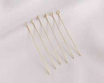 Può includere: Un set di sei spilli per la testa dorati con diversi stili di testa, tra cui sfera, anello e occhiello.