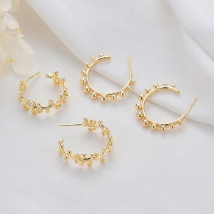 Peut inclure: Trois paires de boucles d'oreilles créoles dorées. Deux paires présentent un design perlé, tandis que l'autre paire a un design délicat et feuillu.