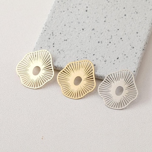 10pcs Raw Brass Flower shape Charm Hollow Round Circle Charm, Circle Pendant, Jewelry making, diy Material Supplies