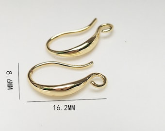 Pode incluir: Dois ganchos para brincos dourados, cada um medindo 16,2 mm de comprimento e 9,8 mm de largura. Os ganchos são curvos e têm um acabamento liso e arredondado.