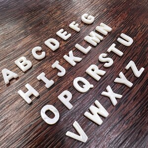 10 piezas de dijes de letras de concha blanca natural de 10 mm, colgante de nácar con 26 letras mayúsculas, A-Z, iniciales MOP, colgante con monograma Mop