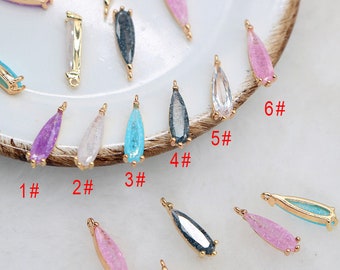 Puede incluir: Surtido de 6 abalorios de vidrio en forma de lágrima con detalles en metal dorado. Los abalorios son de varios colores, incluyendo rosa, azul, blanco y gris. Los abalorios están numerados del 1 al 6.