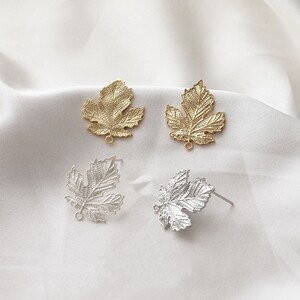 6 st örhängen i matt guld med lönnlöv: örhängen i sterlingsilver