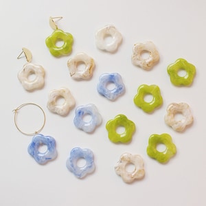 6 Stück Blumen-förmige Harz Charm Anhänger, Acetat Acryl Frische Farben Hohle Blumen Ohrring Charm DIY Schmuck