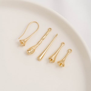 Könnte beinhalten: Fünf goldfarbene Ohrring-Findings in verschiedenen Formen und Stilen. Die Findings sind für die Verwendung mit Perlen oder anderen Schmuckkomponenten konzipiert.