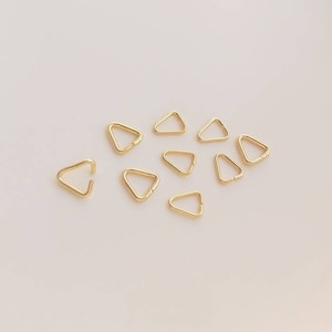 Könnte beinhalten: Zehn goldene Dreiecks-Sprünge. Diese Ringe sind klein und zart, perfekt für die Schmuckherstellung.