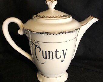 Pot de thé drôle - cadeau pour les amateurs de thé - Cunty - vintage French Tea Party - cadeau upcycled drôle - tasse de thé Jure - lgbtq - mariée - enterrement de vie de jeune fille