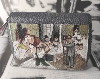 Porta documenti di Gianni Chiarini duikt in een mano "Le ballerine" van Degas