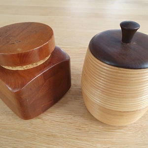 Twee Scandinavische houten kruiken uit het midden van de eeuw met deksel.