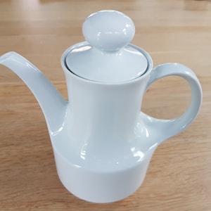 Elegant Mid-century teapot in white porcellain made by Mitterteich Bavaria (marked).