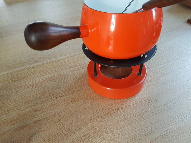 made in the 70s. Beautifull orange retro fondue-set