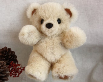 Bär aus natürlichen geschorenen Schaffellen, weißer Bär, Teddybär, Ein Spielzeug aus echten Schaffellen, Interior Spielzeug