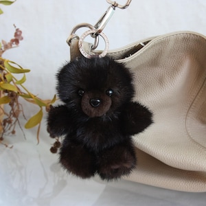 Llavero de oso de visón para bolso, mochila, llaves o vaqueros. Accesorio natural y elegante.