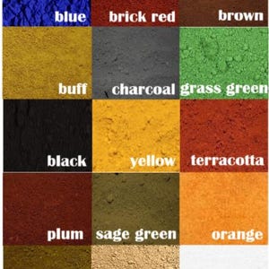 Op de afbeelding: Een raster van vijftien vierkante kleurvakken met het label kaleidocrete, met blauwe, baksteenrode, bruine, beige, houtskool, grasgroene, zwarte, gele, terracotta, pruimkleurige, saliegroene, oranje, York-groene, York-beige en witte pigmentpoeders.