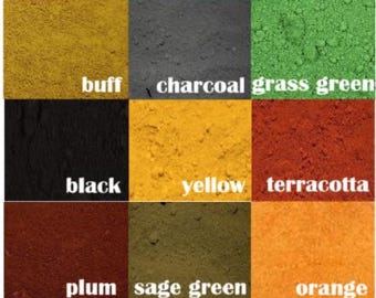 Puede incluir: Una cuadrícula de quince muestras de color cuadradas etiquetadas como kaleidocrete, que presentan pigmentos en polvo de color azul, rojo ladrillo, marrón, beige, carbón, verde hierba, negro, amarillo, terracota, ciruela, verde salvia, naranja, verde York, beige York y blanco.