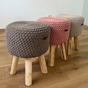 Hocker aus Holz mit Baumwollbezug, gehäkelt