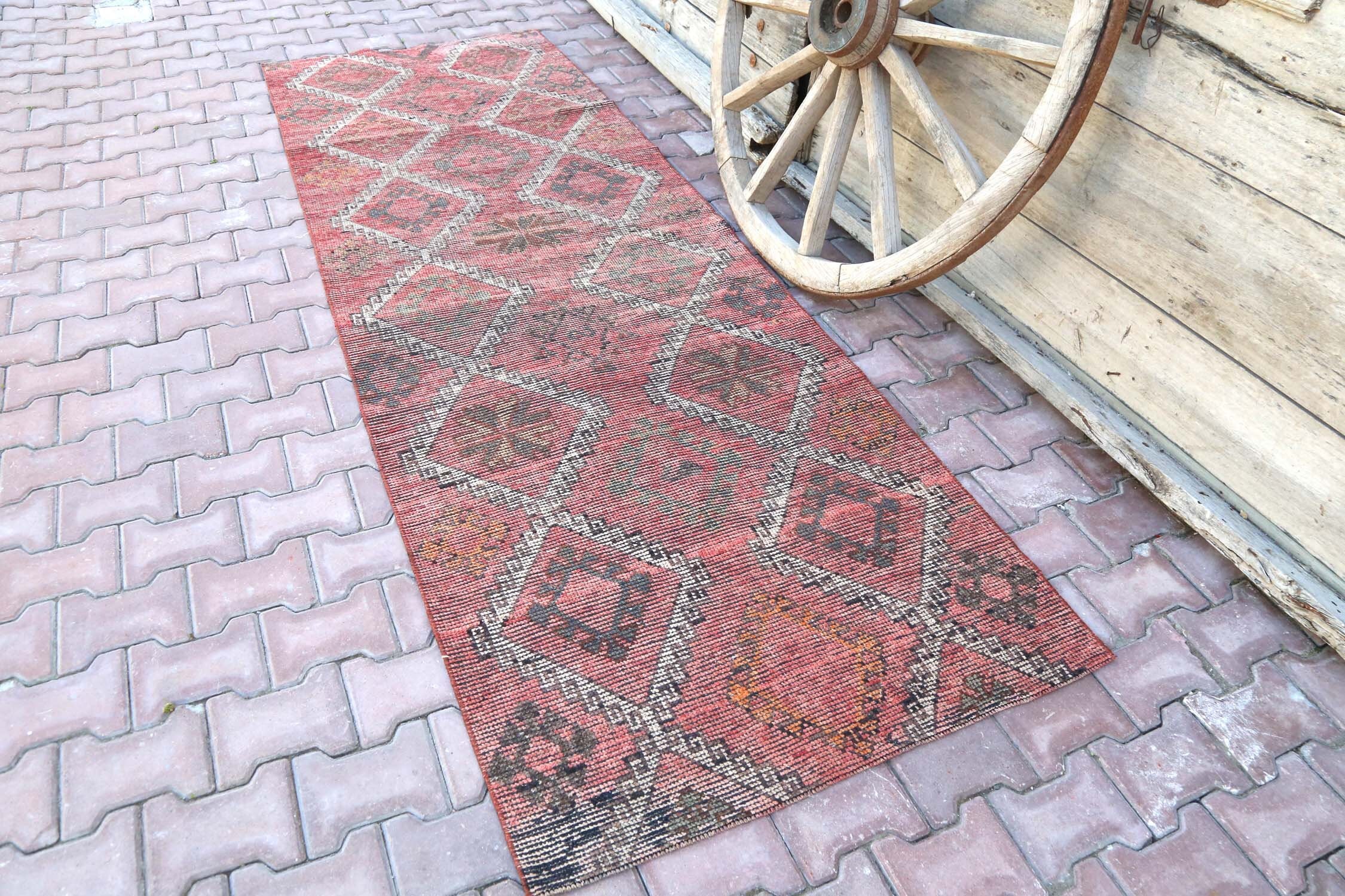 色褪せたレッドのヴィンテージトルコ製ランナーラグ | ハンドメイド