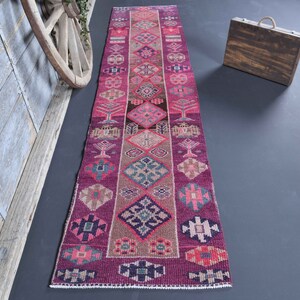 Alfombra turca de 2,6 x 11,2 pulgadas, color rosa y morado, de tejido plano, estilo vintage de lana kilim Oushak, en rojo, rosa y morado claro, con un vibrante colorido.