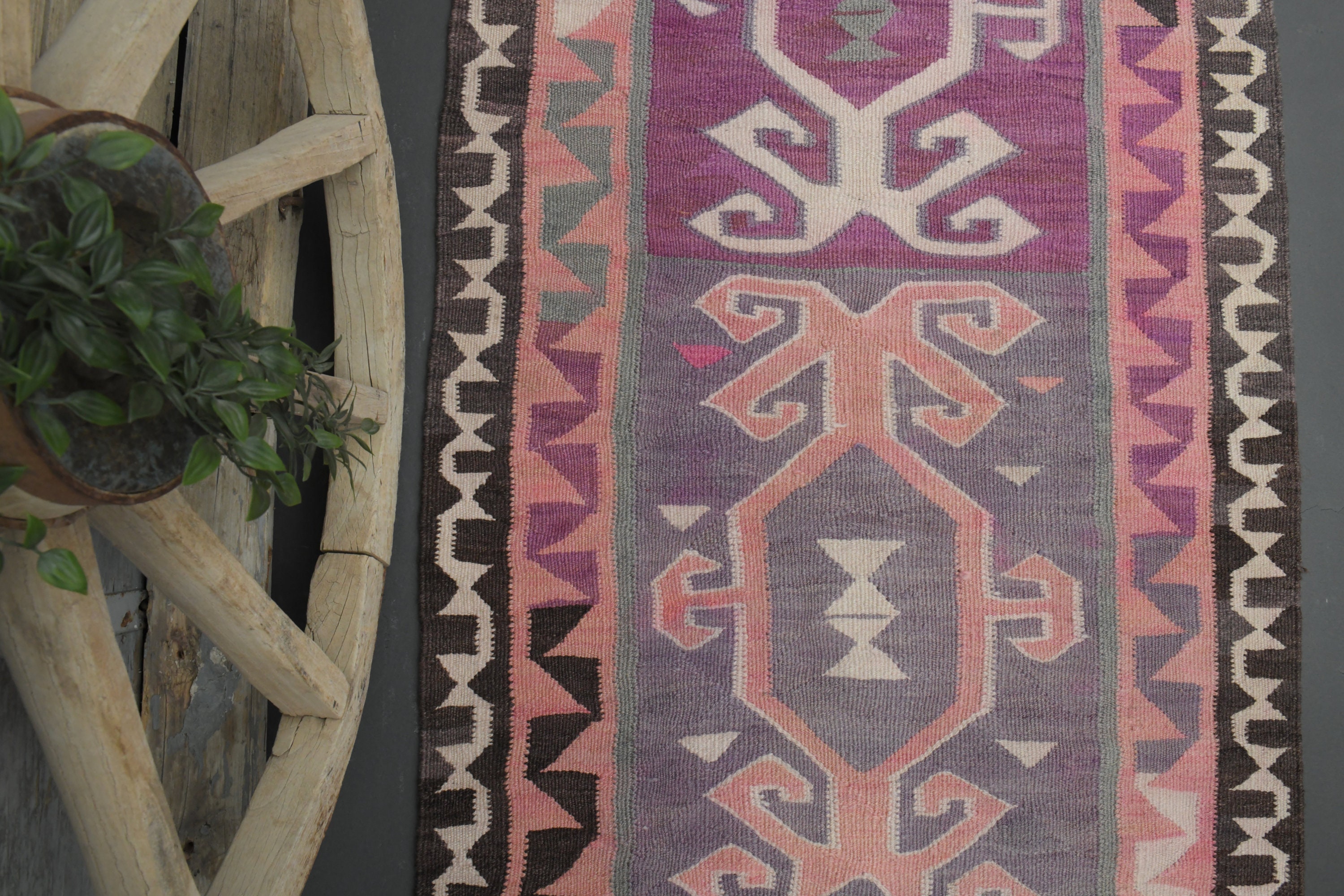 トルコ　ヴィンテージラグ　ピンク　パープル トルコヴィンテージラグ ビビットピンク オーバーダイ 118×58 模様