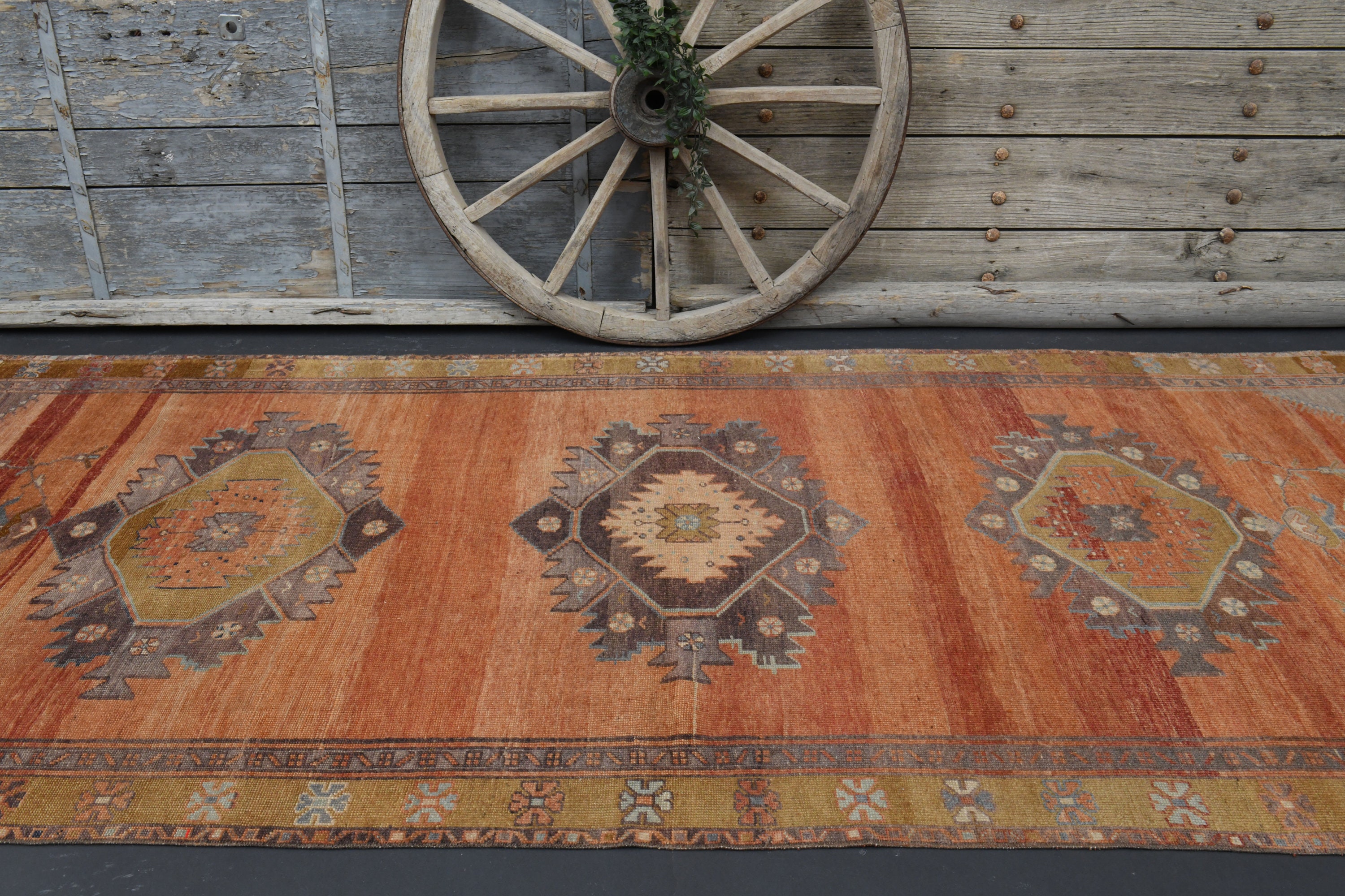 4'9x11'9、トルコラグ、ヴィンテージラグ、オレンジウール幾何学模様