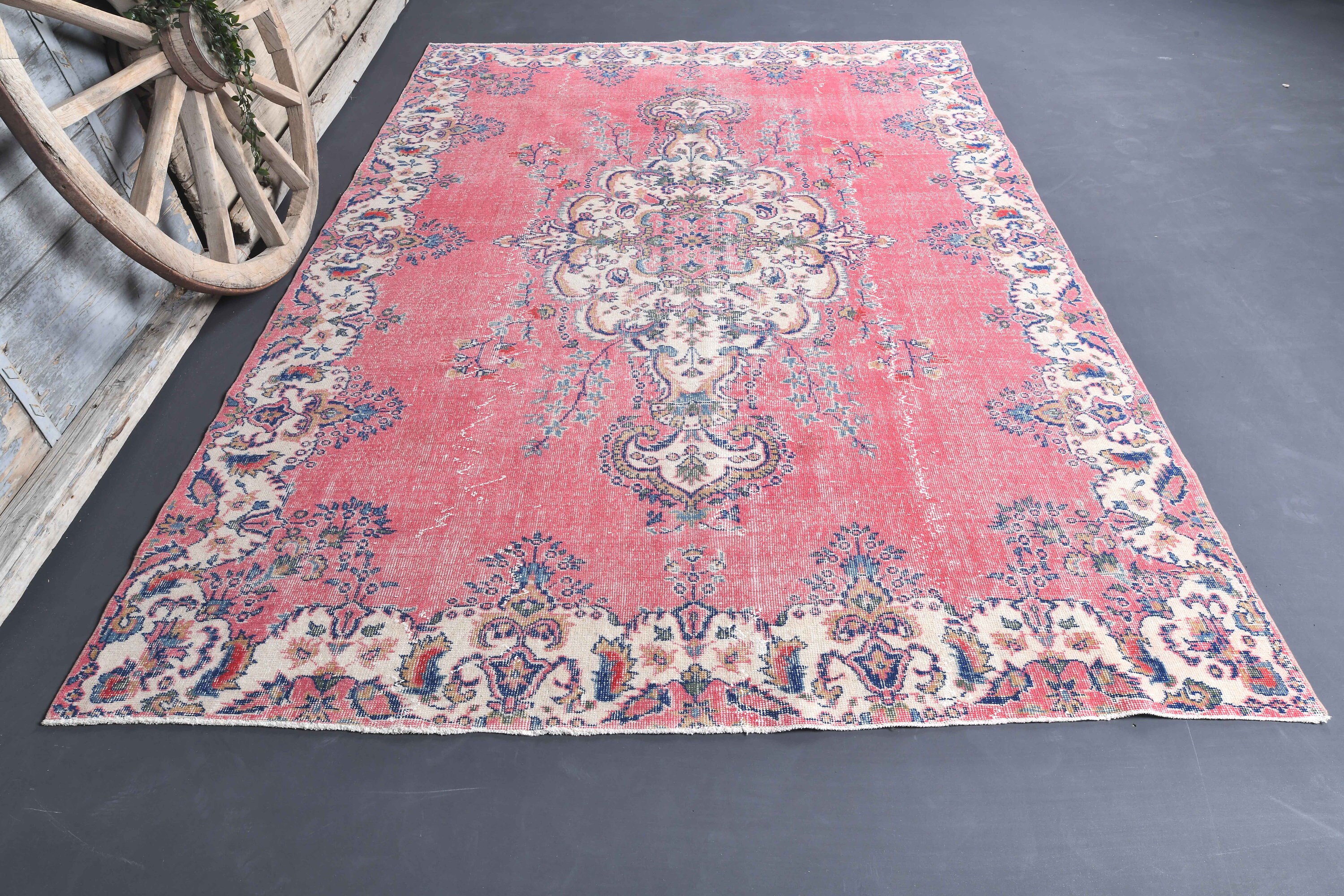 137×123 “Rose quartz”ViNTAGE TURKiSH RUG 7' x 11' - Vintage Turkish Area Rug, Beige - Seralya | Kuden
