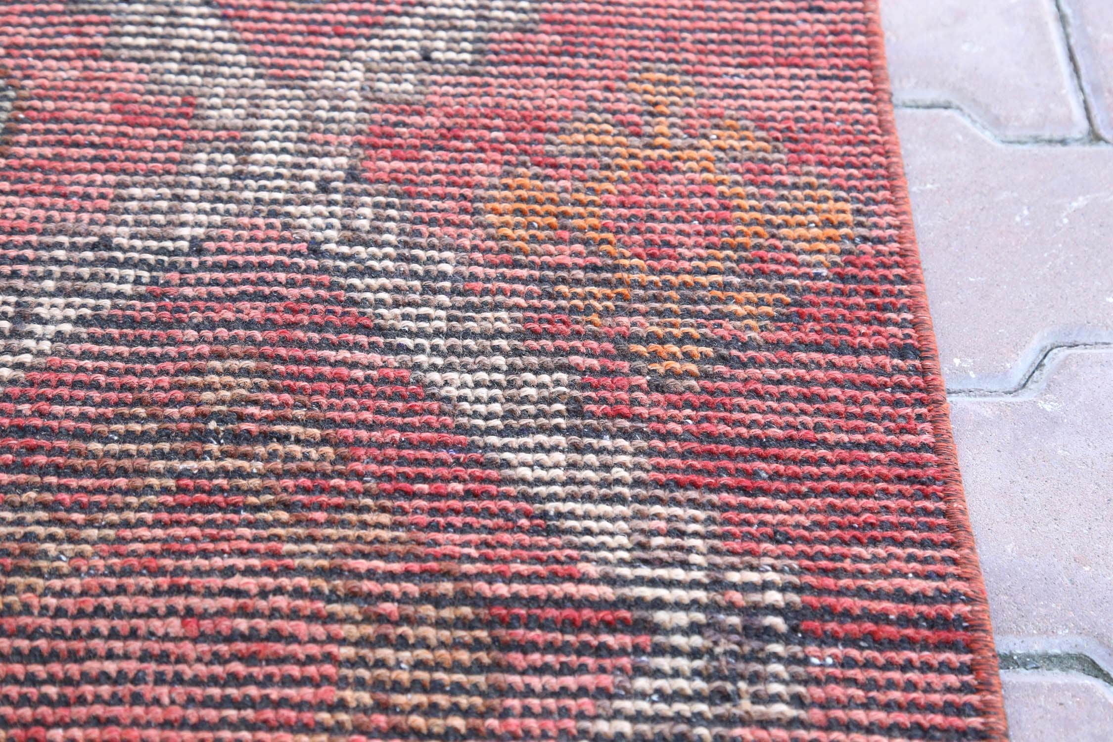 色褪せたレッドのヴィンテージトルコ製ランナーラグ | ハンドメイド