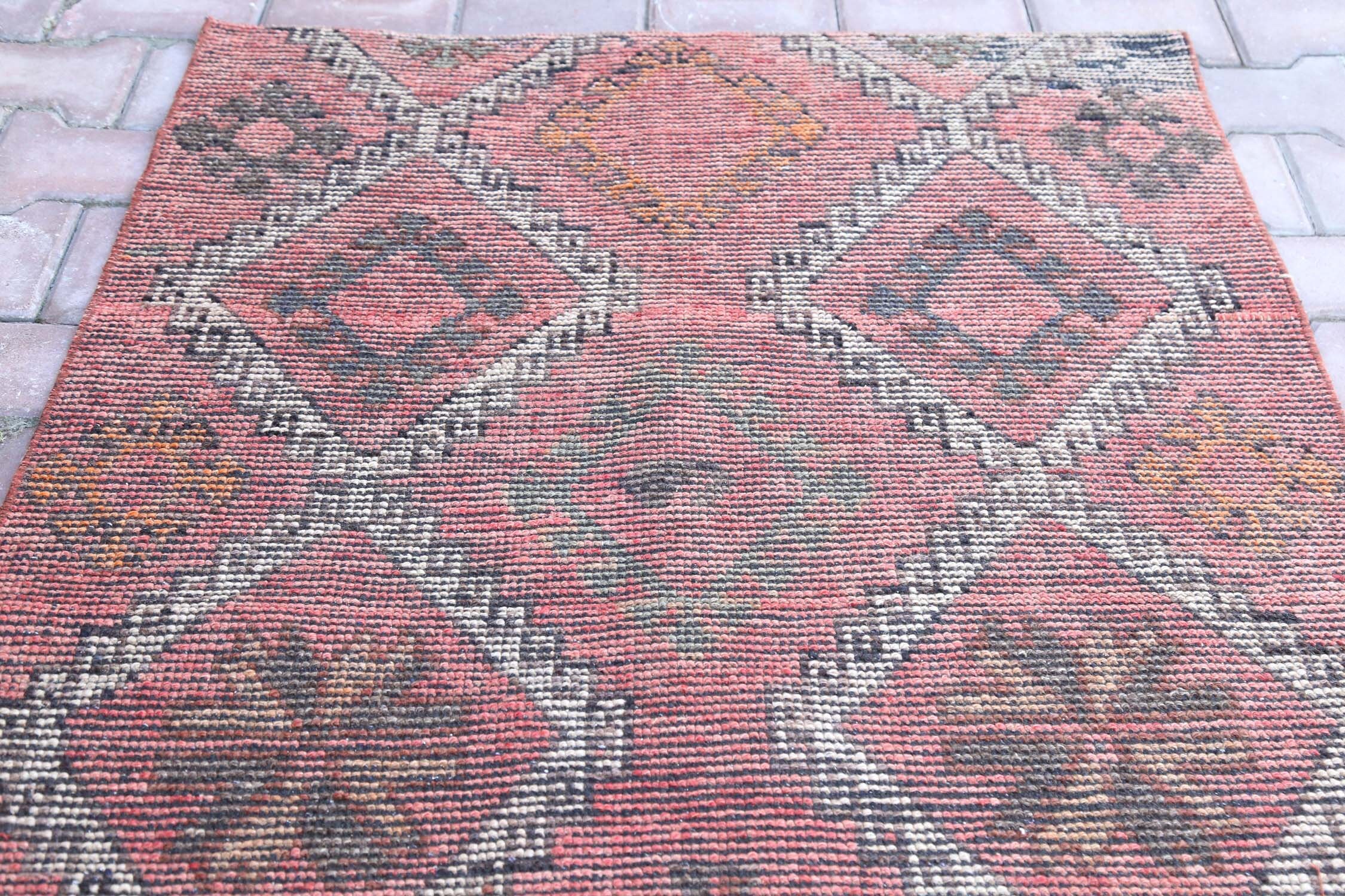 色褪せたレッドのヴィンテージトルコ製ランナーラグ | ハンドメイド