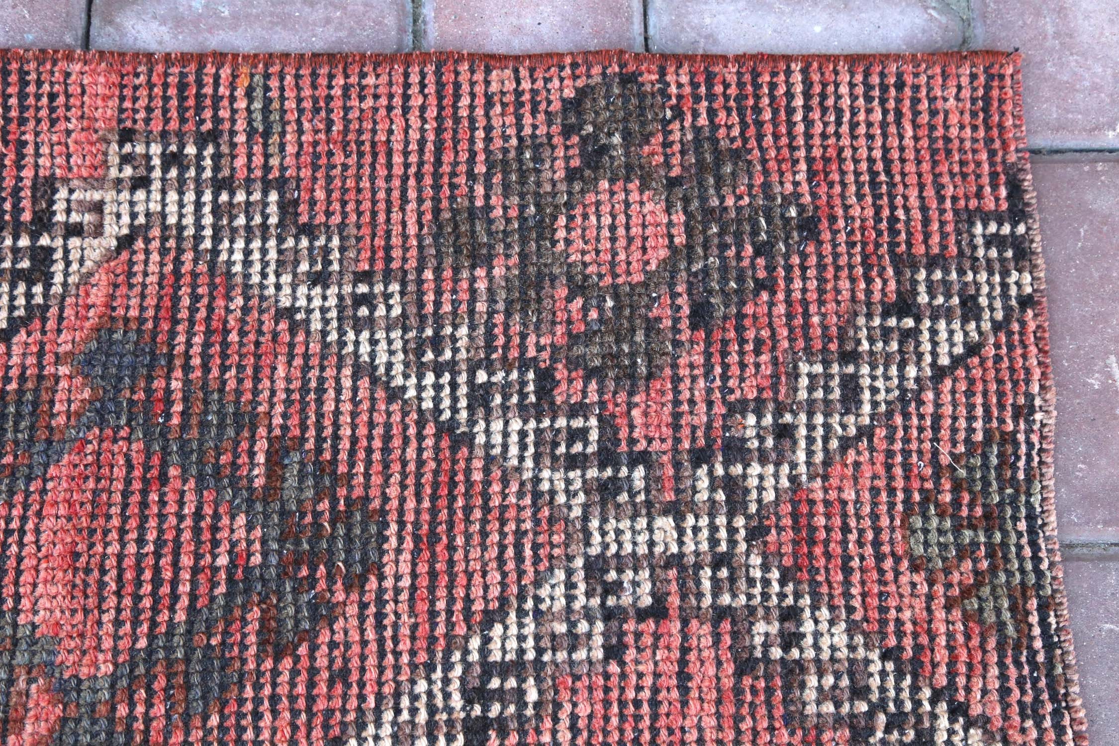 色褪せたレッドのヴィンテージトルコ製ランナーラグ | ハンドメイド