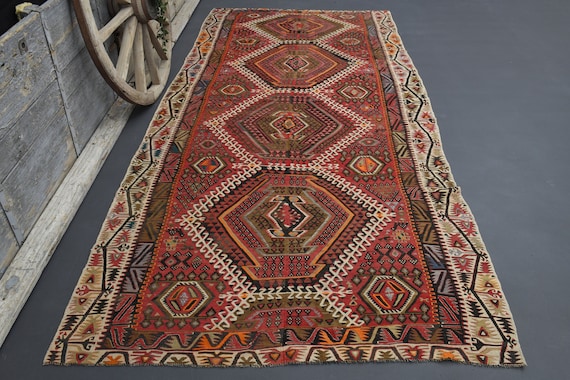 幾何学模様の赤とベージュのラグ 幾何学模様の赤とベージュのラグ