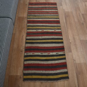 Tappeto decorativo rosso 1,8x4,7 piedi, tappeto vintage turco, piccolo tappeto minimalista, tappeto scuro sbiadito, tappeto in lana 2x5, decorazione rustica, tappeto per doccia, tappetino da bagno