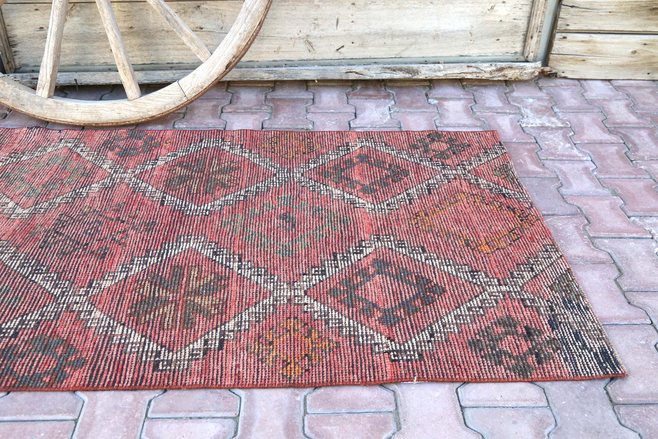 色褪せたレッドのヴィンテージトルコ製ランナーラグ | ハンドメイド