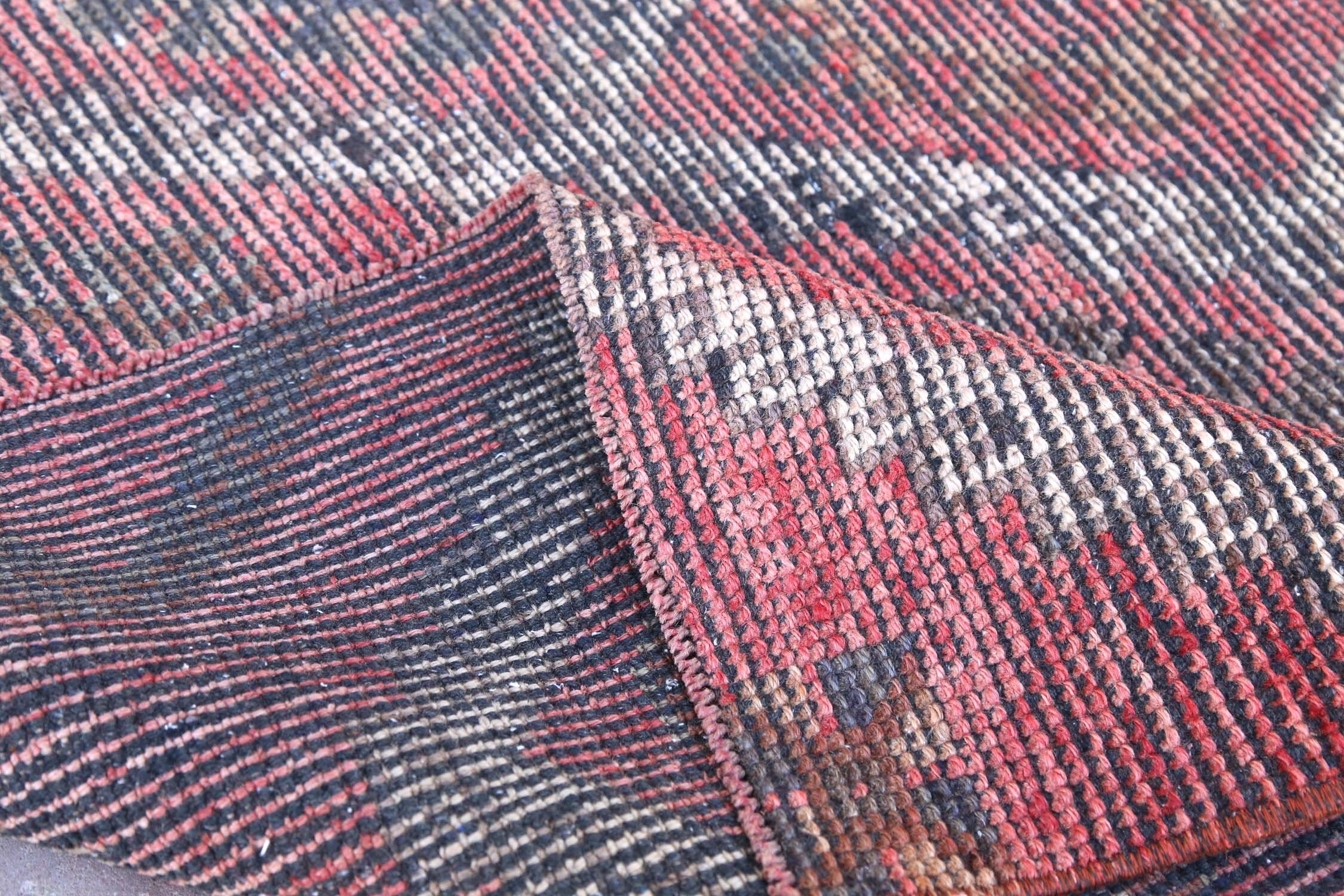 色褪せたレッドのヴィンテージトルコ製ランナーラグ | ハンドメイド