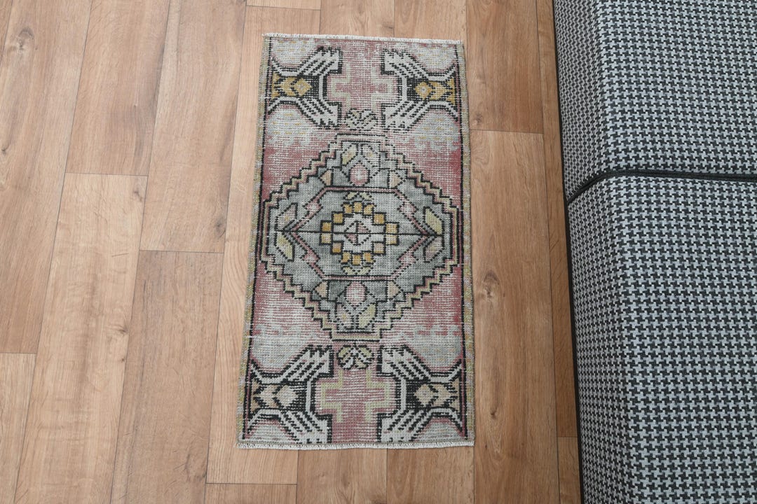 1.5x2.8インチのピンクの小型ラグ、トルコのヴィンテージラグ、ミニマ