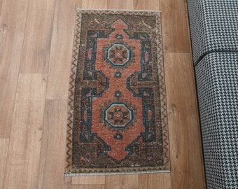 1.5x2.8インチのピンクの小型ラグ、トルコのヴィンテージラグ、ミニマ