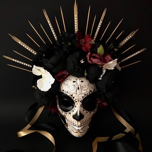 HECHO A PEDIDO. Máscara del Día de los Muertos. Catrina con peonias negras. Máscara de mascarada para mujer.