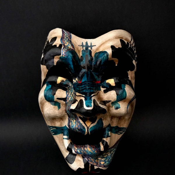Hecho a la medida . Máscara de comedia con manchas de tinta. Arte de manchas de tinta. Máscara de estilo veneciano. Máscara de carnaval.
