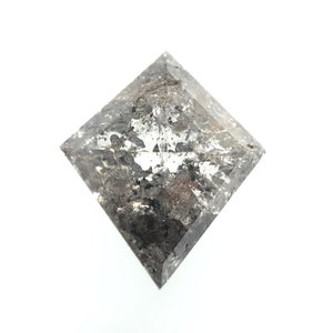 1.35 カラット 8.41 x 7.33 MM、ソルト アンド ペッパー カイト ダイヤモンド、天然ルース ダイヤモンド、ブラック カラー ダイヤモンド、カイト カット ダイヤモンド リング ジュエリー、J 1114