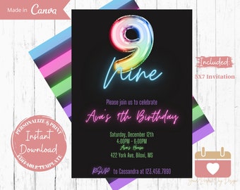 Könnte beinhalten: Eine 5x7 Zoll große Geburtstagseinladung mit einer neongelben Regenbogen-Zahl neun und dem Text "Ava's 9th Birthday". Die Einladung hat einen schwarzen Hintergrund mit rosa, grünen und violetten Akzenten. Der Text "Please join us to celebrate" ist in Weiß geschrieben. Datum und Uhrzeit der Party sind aufgeführt, sowie die Adresse und die RSVP-Informationen.