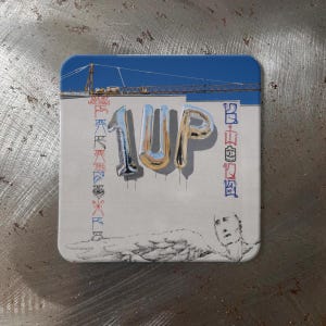 K&ouml;nnte beinhalten: Ein rechteckiger Untersetzer mit abgerundeten Ecken. Das Design zeigt den Text "1UP" in silbernen und goldenen Ballonbuchstaben. Zus&auml;tzlicher Text und Grafiken sind vorhanden, darunter ein blauer Himmel mit einem Kran und die Worte "DO NOT HATE DRUGS".