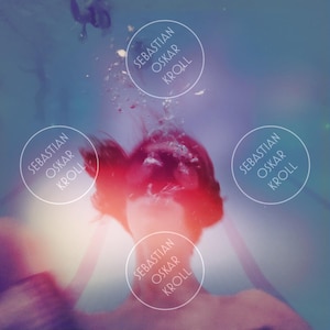 Könnte beinhalten: Ein abstraktes Bild einer Person unter Wasser, mit verschwommenen roten und violetten Farbtönen. Vier weiße Kreise mit dem Text "SEBASTIAN OSKAR KROLL" umgeben Kopf und Schultern, was einen traumhaften Effekt erzeugt.