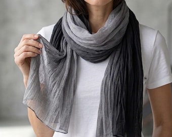 Sciarpa leggera naturale grigia e nera / Scialle bicolore / Regalo per lei e per lui
