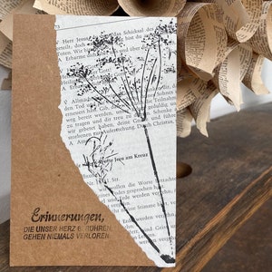 Carte de deuil à imprimé naturel, fleur noire sur la page du livre et carte postale en papier kraft imprimée avec un dicton sur les souvenirs