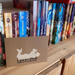 Leselust mit lesendem Mädchen Grußkarte aus alten Büchern Buchseiten für Vielleser und Leseratten als Geschenkkarte zum Buch Geschenk
