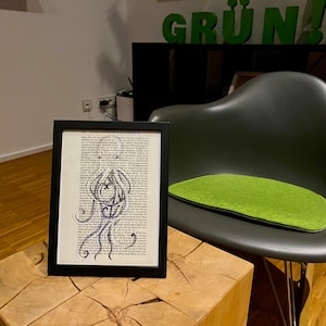 Octopus Love: Tentakel in Liebe. Druck auf alter Buchseite eines ausgedienten Buchs  bemalt mit weißer Tinte in schwarzem Rahmen