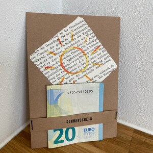 Geldgeschenk verpackt als Sonnenschein Grußkarte aus alter Buchseite